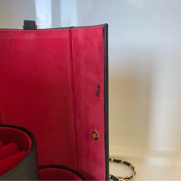 UNO de 50 | Black Travel Jewelry Case w/Gold Chain Adjustable Arm Strap - Picture 14 of 14